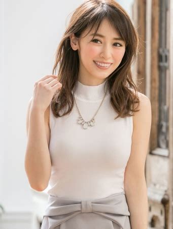 泉里香、待望の初水着グラビアをついに解禁 ビキニ姿を惜しげ。